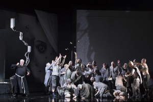 la_forza_del_destino._donald_maxwell_fra_melitone_and_wno_chorus._photo_credit_richard_hubert_smith_3795